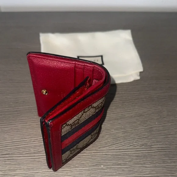 Gucci Red and Black Wallet with Bee Detail - Picture 5 of 5